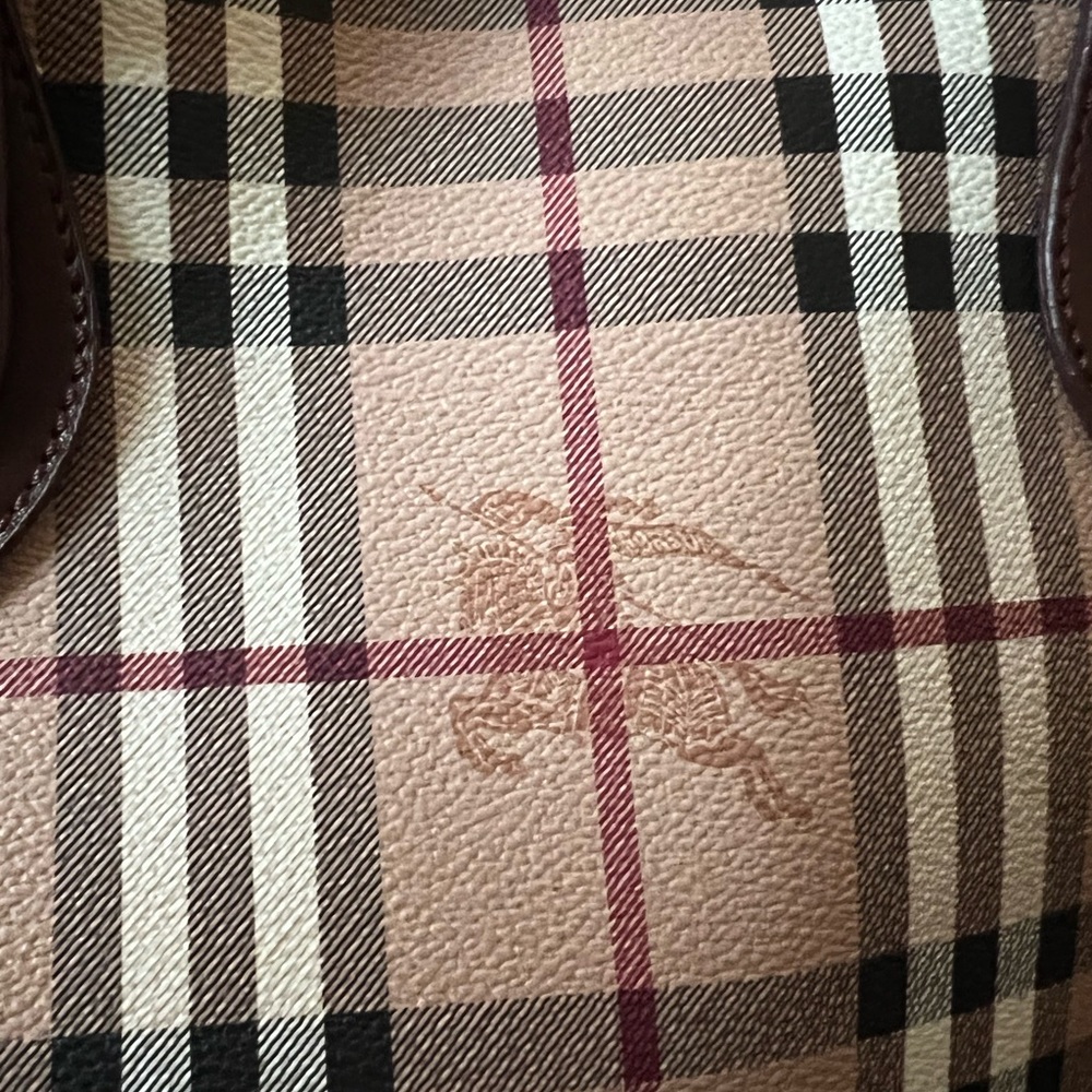 BEUTIFUL BURBERRY BAG - Picture 8 of 15